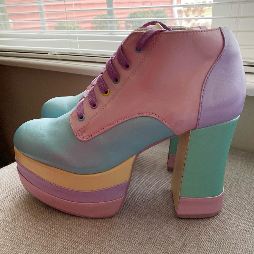 Pearlescent Playhaus Platforms